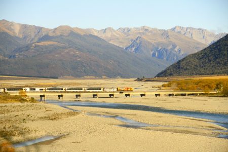 FiveE Travel offers New Zealand Rail experience in small group tours.